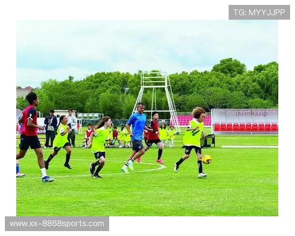 足球球星闪耀绿茵赛场掀起激情狂潮点燃无数球迷热血梦想 足球球星闪耀绿茵赛场掀起激情狂潮点燃无数球迷热血梦想